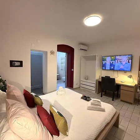 Alex Comfort House * باري